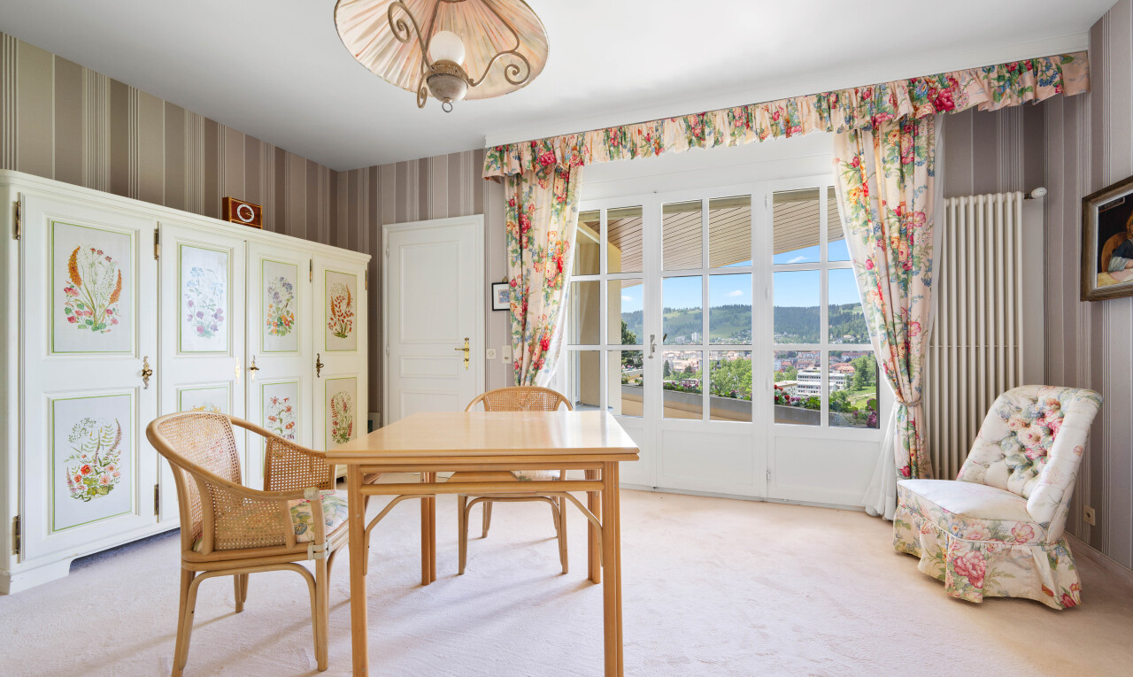 salle à manger avec moquette, carpet, inside property, mur en papier peint, et wallpaper wall