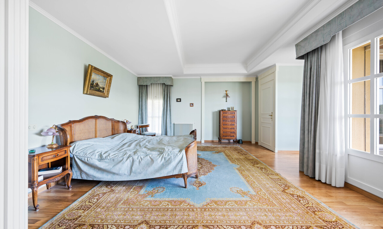 chambre avec cloison sèche, drywall, sol en finition bois, wood finish floor, et inside property