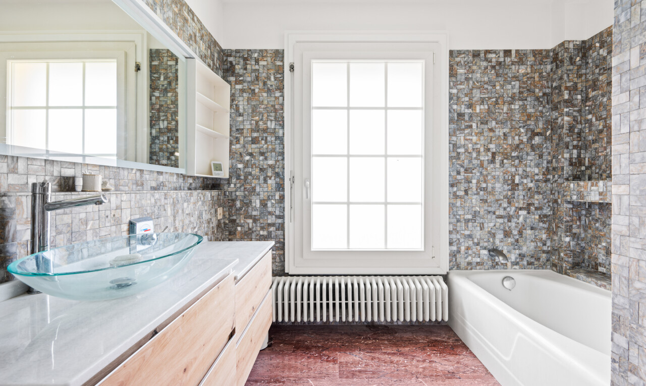 salle de bains avec natural light, lumière naturelle, lavabo (ou coiffeuse selon le contexte), salle de bain complète, et radiateur