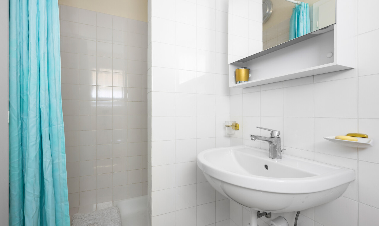 salle de bains avec douche, salle de bain complète, miroir, mur en carrelage, et tile wall