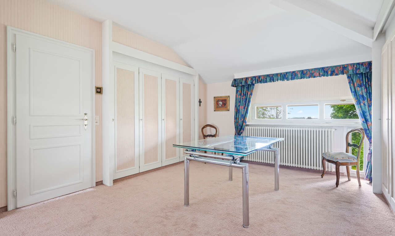 salle à manger avec inside property, moquette, carpet, radiateur, et plafond voûté
