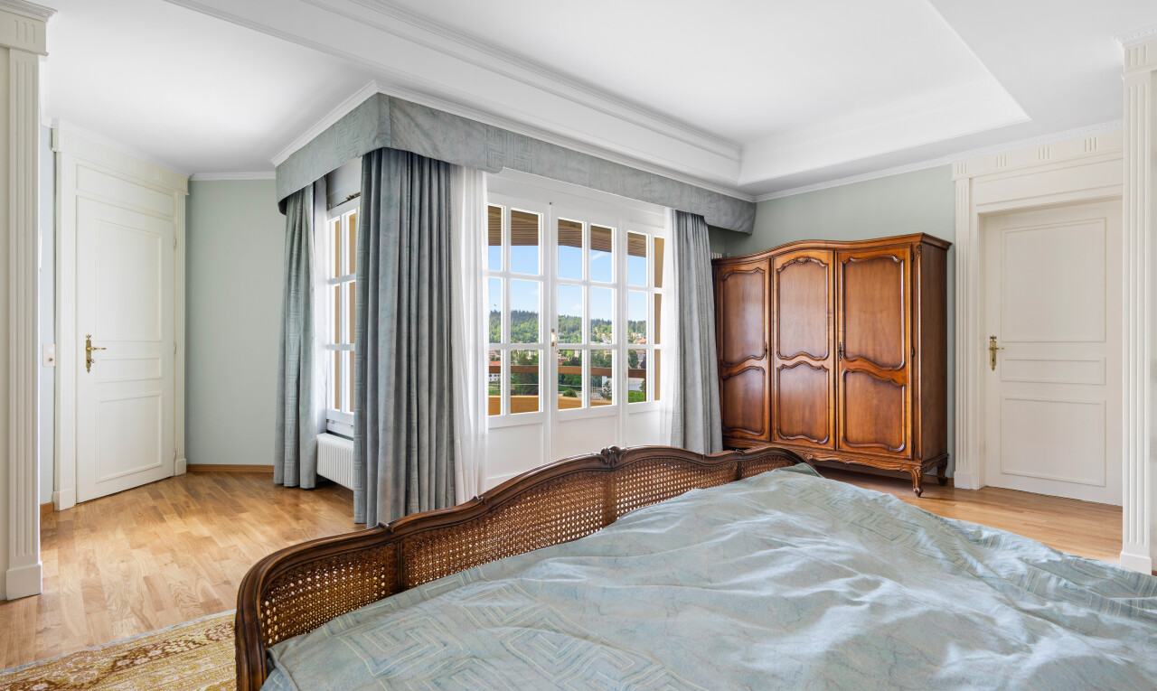 chambre avec wood finish floor, sol en finition bois, light floor, inside property, et natural light