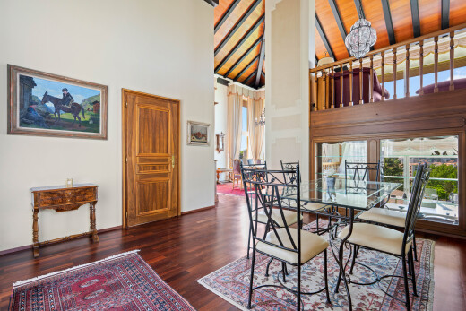 salle à manger avec high ceiling, plafond haut, drywall, cloison sèche, et inside property