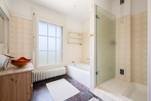 salle de bains avec bain, douche, salle de bain complète, radiateur, et inside property