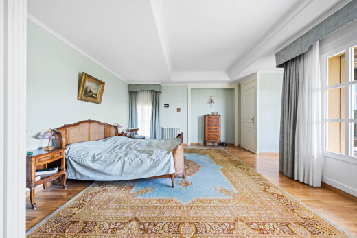 chambre avec cloison sèche, drywall, sol en finition bois, wood finish floor, et inside property