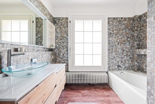 salle de bains avec natural light, lumière naturelle, lavabo (ou coiffeuse selon le contexte), salle de bain complète, et radiateur