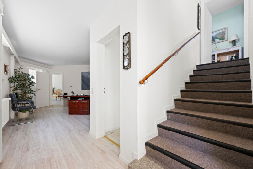 escaliers avec cloison sèche, drywall, escaliers, sol en finition bois, et wood finish floor