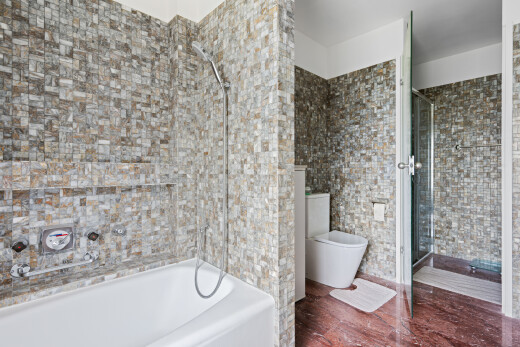 salle de bains avec douche, salle de bain complète, inside property, mur en carrelage, et tile wall