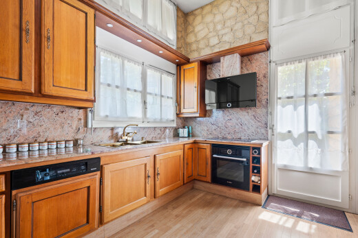 cuisine avec four, light countertops, plans de travail, light floor, et lave-vaisselle