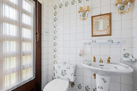 salle de bains avec mur en carrelage, tile wall, miroir, lumière naturelle, et natural light