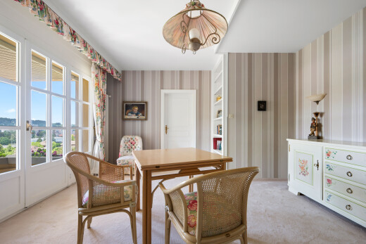 salle à manger avec carpet, moquette, inside property, natural light, et lumière naturelle