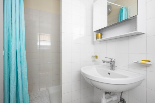 salle de bains avec douche, salle de bain complète, miroir, mur en carrelage, et tile wall