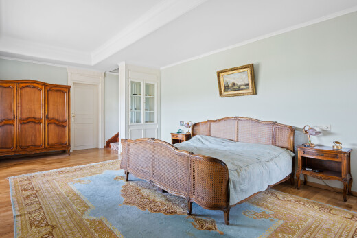 chambre avec wood finish floor, sol en finition bois, drywall, cloison sèche, et crown molding