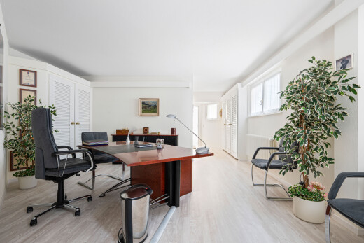 bureau avec espace bureau, inside community, wood finish floor, lumière naturelle, et natural light