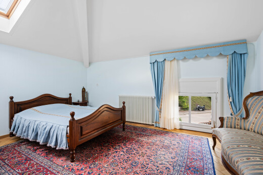 chambre avec plafond voûté, vaulted ceiling, radiateur, lumière naturelle, et natural light