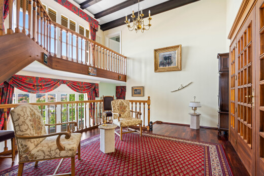 salon avec high ceiling, plafond haut, wood finish floor, sol en finition bois, et drywall