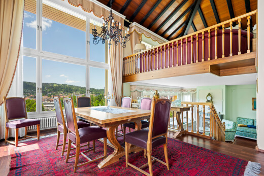 salle à manger avec inside property, wood finish floor, sol en finition bois, day time, et lustre remarquable