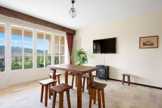 salle à manger avec inside property, cloison sèche, drywall, télévision, et lumière naturelle