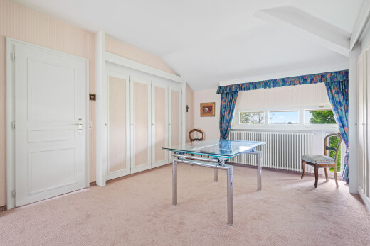 salle à manger avec inside property, moquette, carpet, radiateur, et plafond voûté