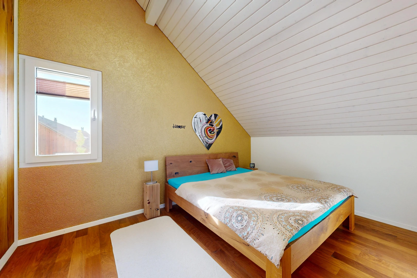 zimmer / schlafzimmer mit zusätzliches zimmer, vaulted ceiling, dachschräge, wood finish floor, und holzfußboden