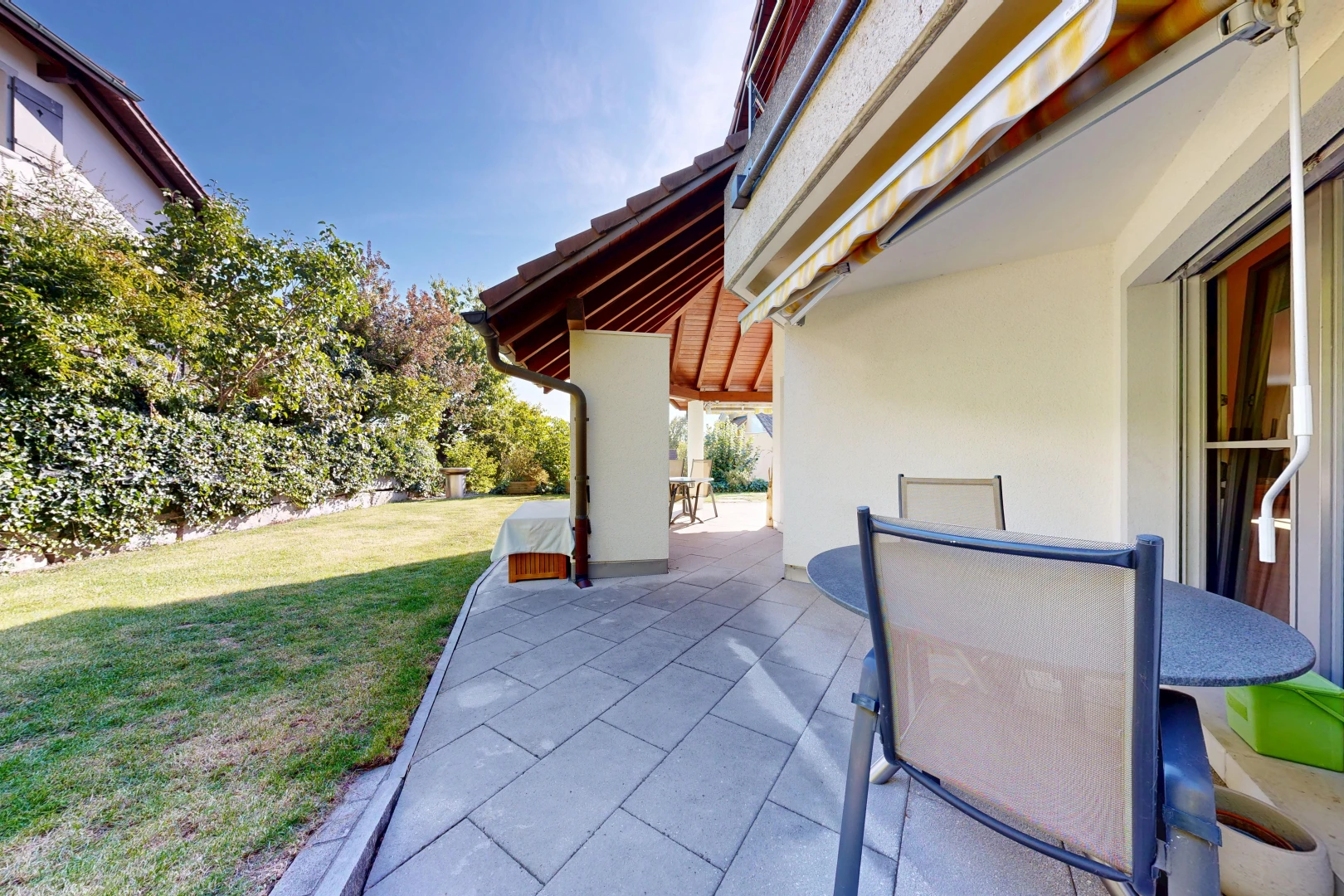 terrasse mit day time, terrasse, markise, rasen, und from property