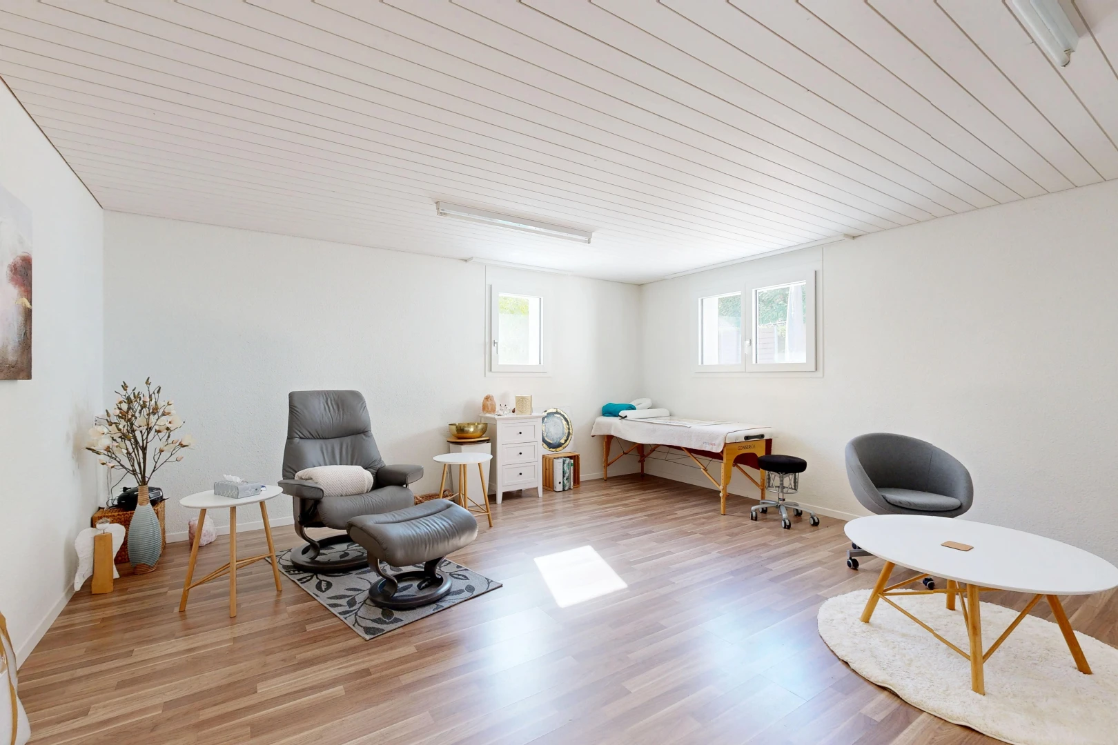 büro mit drywall, gipskartonwand, natürliches licht, wood ceiling, und holzdecke
