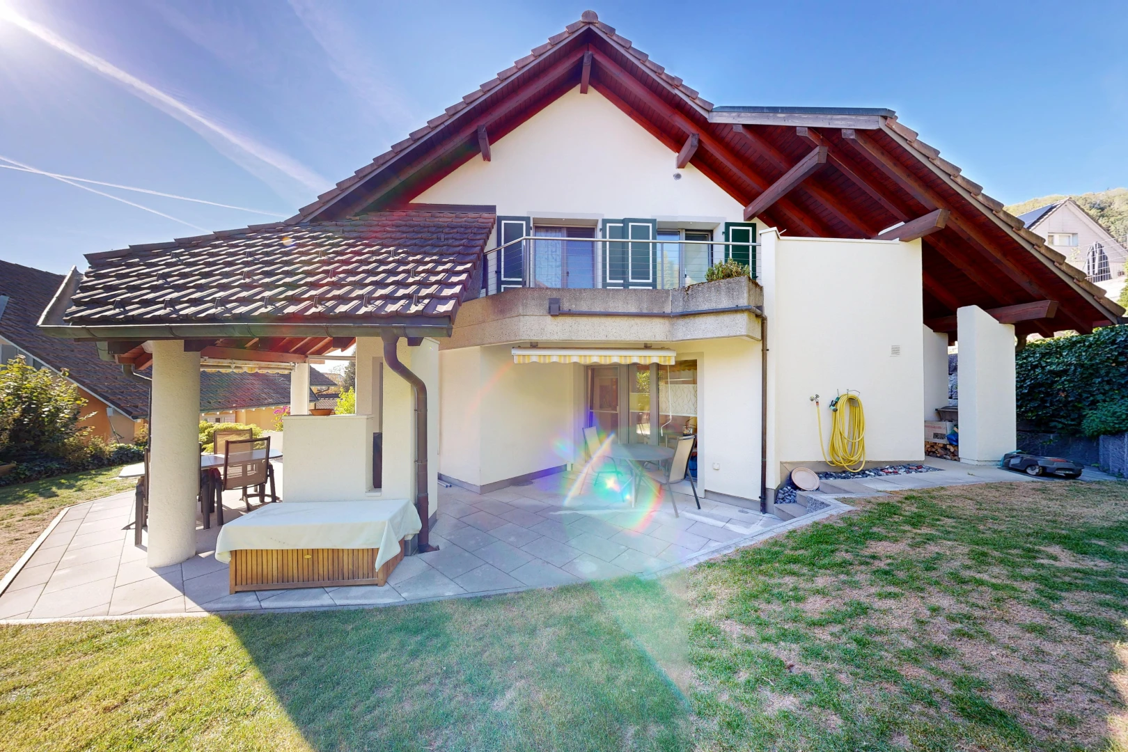 außenansicht mit ziegeldach, property visible, from property, day time, und stuckverkleidung