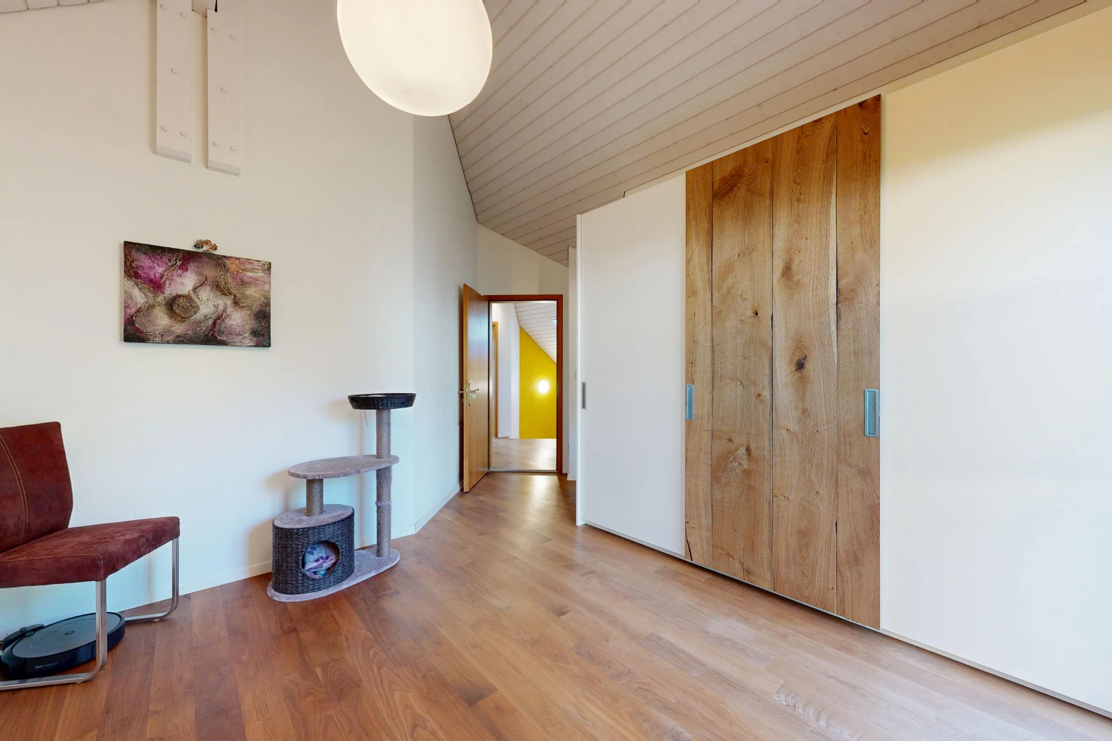 zimmer / schlafzimmer mit vaulted ceiling, dachschräge, drywall, gipskartonwand, und high ceiling