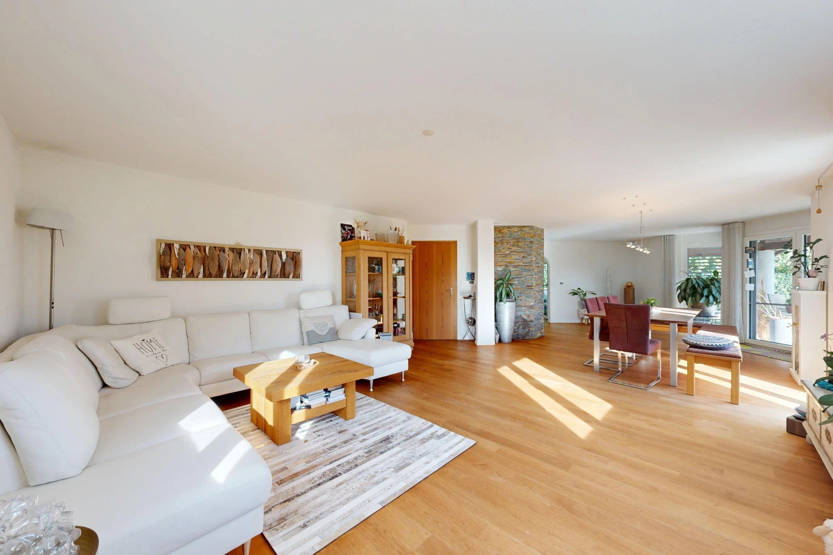 wohn- / esszimmer mit wood finish floor, holzfußboden, drywall, gipskartonwand, und inside property