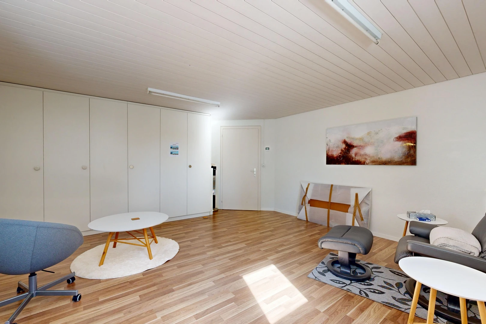 wohnzimmer mit drywall, gipskartonwand, wood finish floor, holzfußboden, und inside property