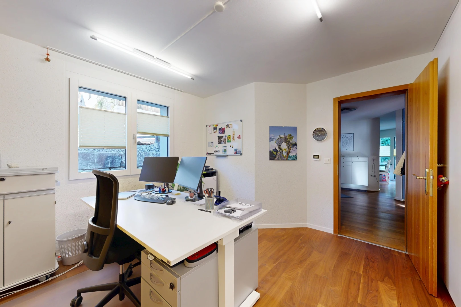 büro mit wood finish floor, holzfußboden, drywall, gipskartonwand, und fernseher