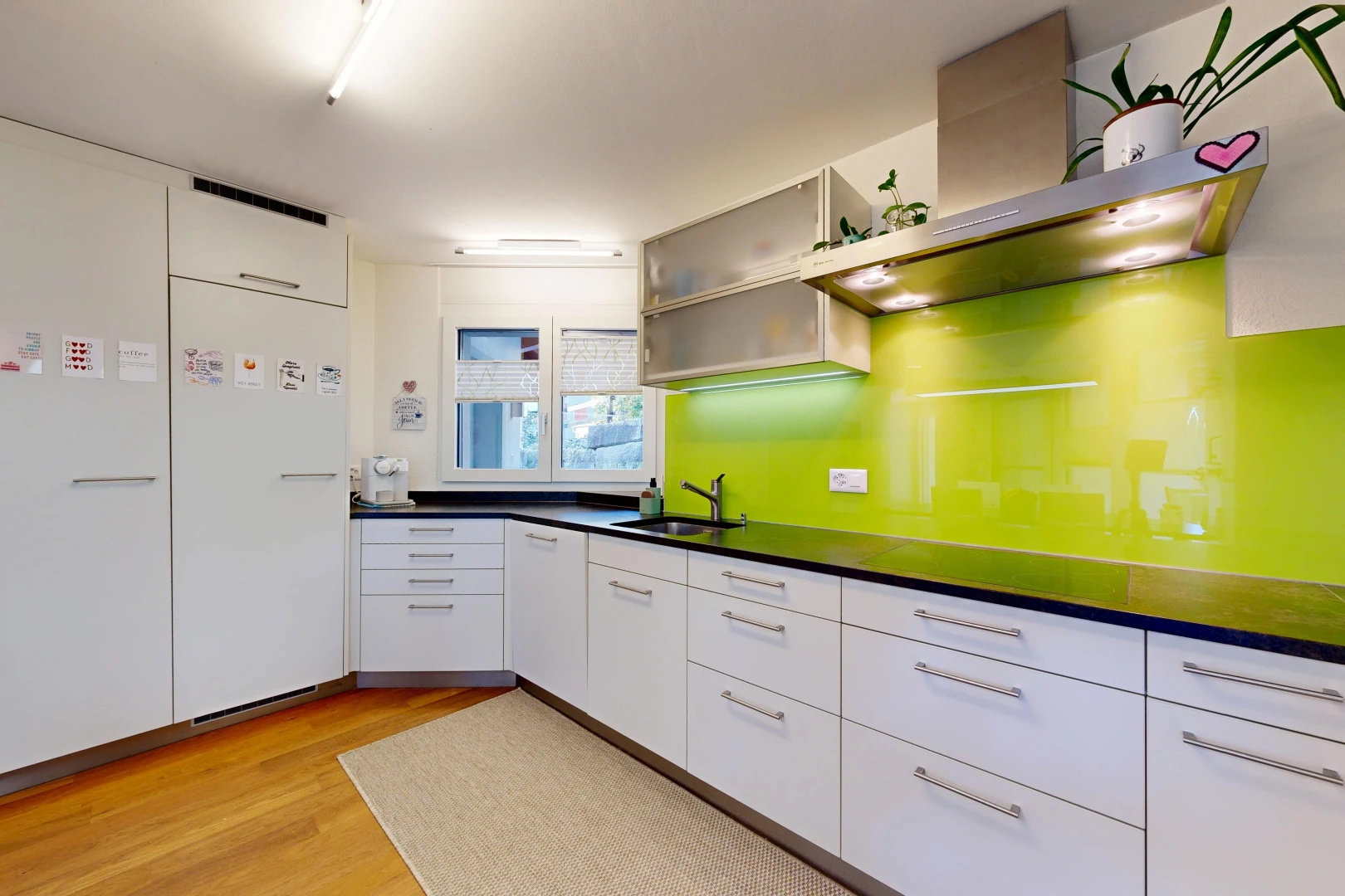 küche mit dunstabzugshaube, dark countertops, arbeitsplatten, open shelves, und offene regale