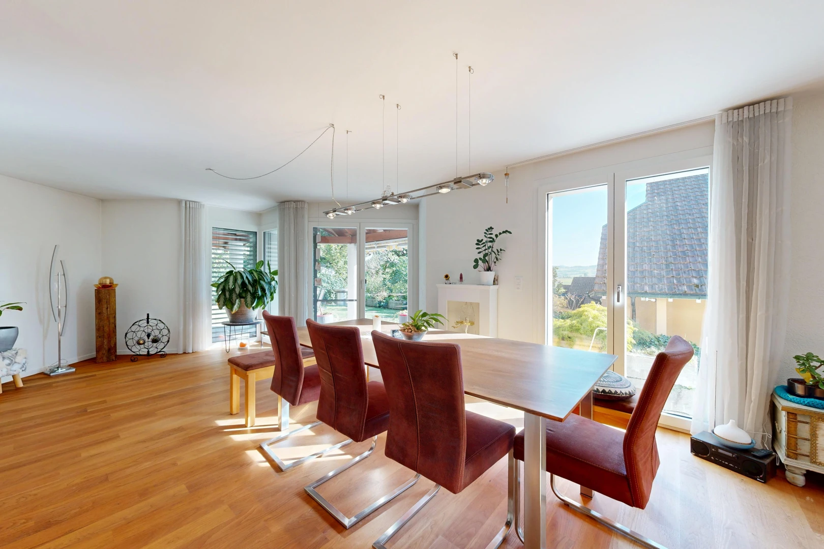 esszimmer mit drywall, gipskartonwand, wood finish floor, holzfußboden, und inside property