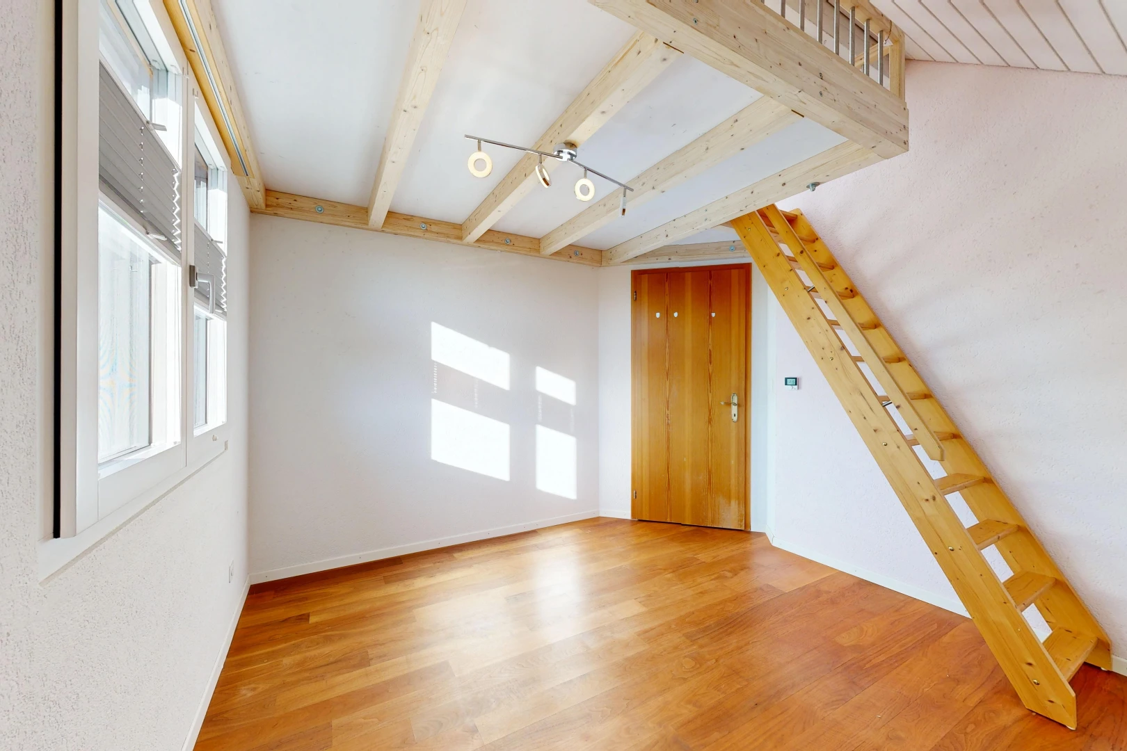 leerer raum mit deckenbeleuchtung, natürliches licht, high end ceiling, beamed ceiling, und balkendecke