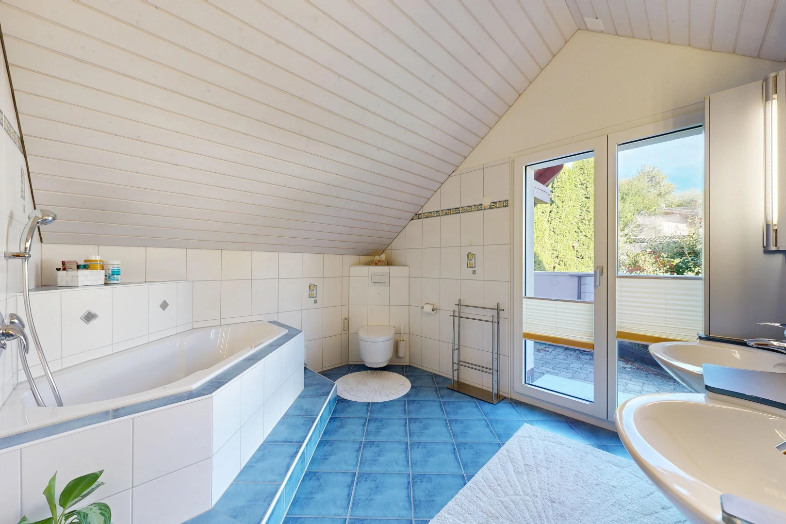 bad mit komplettes badezimmer, bad, vaulted ceiling, dachschräge, und tile wall