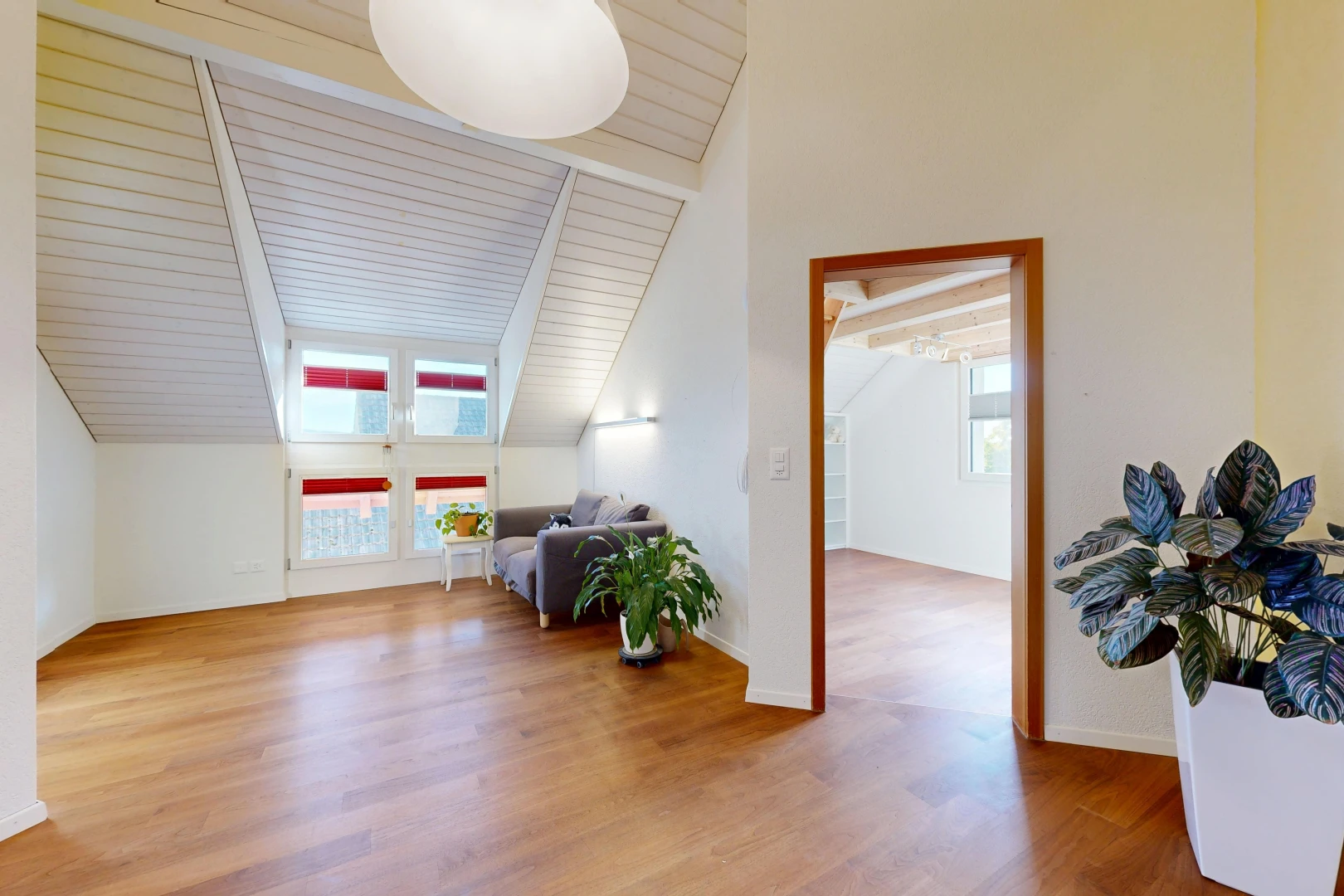 wohnzimmer mit dachschräge, vaulted ceiling, gipskartonwand, drywall, und inside property