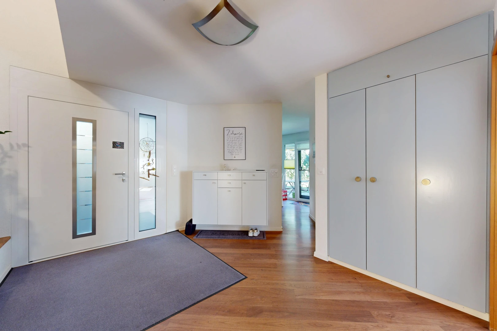 halle / korridor mit außenzugang, wood finish floor, holzfußboden, kleiderschrank, und inside property