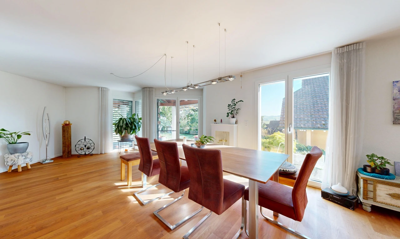 esszimmer mit drywall, gipskartonwand, wood finish floor, holzfußboden, und inside property