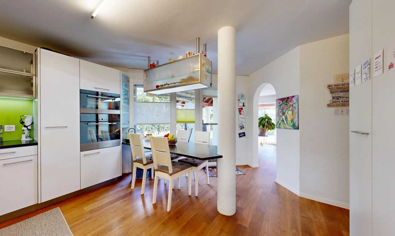 esszimmer mit gewölbte gehwege, inside property, drywall, gipskartonwand, und wood finish floor