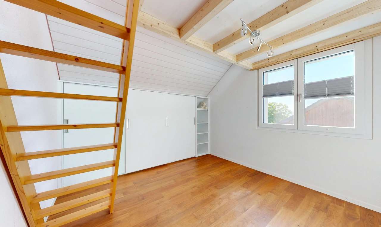leerer raum mit zusätzliches zimmer, balkendecke, beamed ceiling, holzfußboden, und wood finish floor
