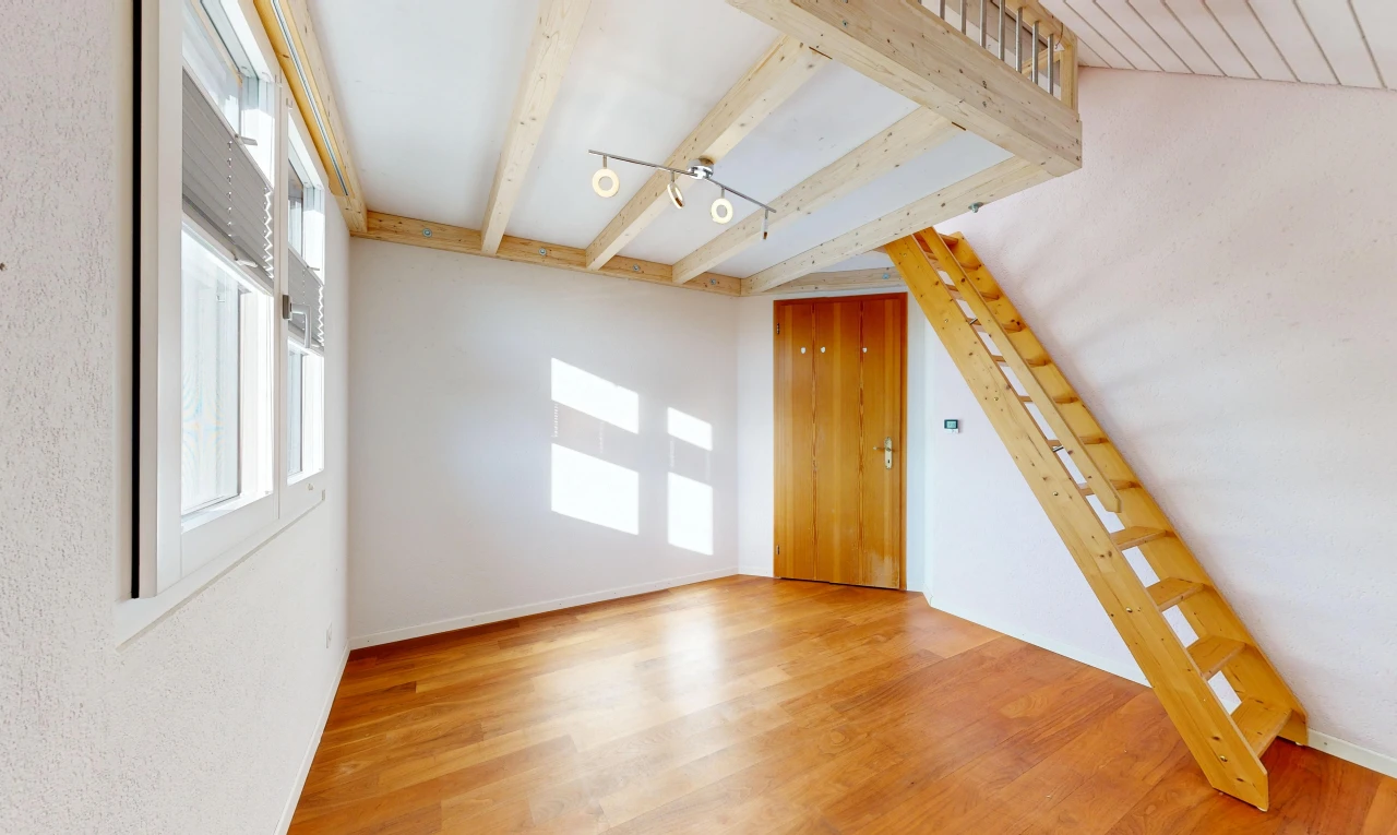 leerer raum mit deckenbeleuchtung, natürliches licht, high end ceiling, beamed ceiling, und balkendecke