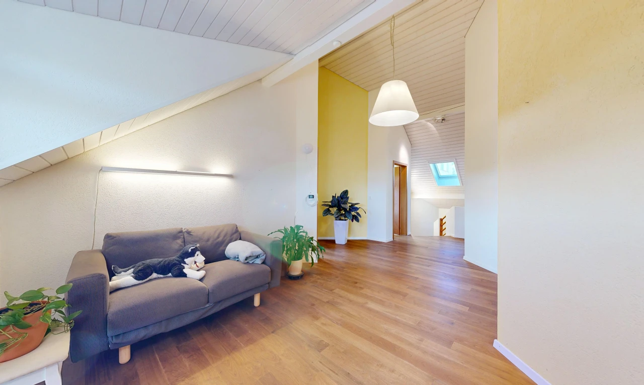 wohnzimmer mit high end ceiling, drywall, gipskartonwand, wood finish floor, und holzfußboden