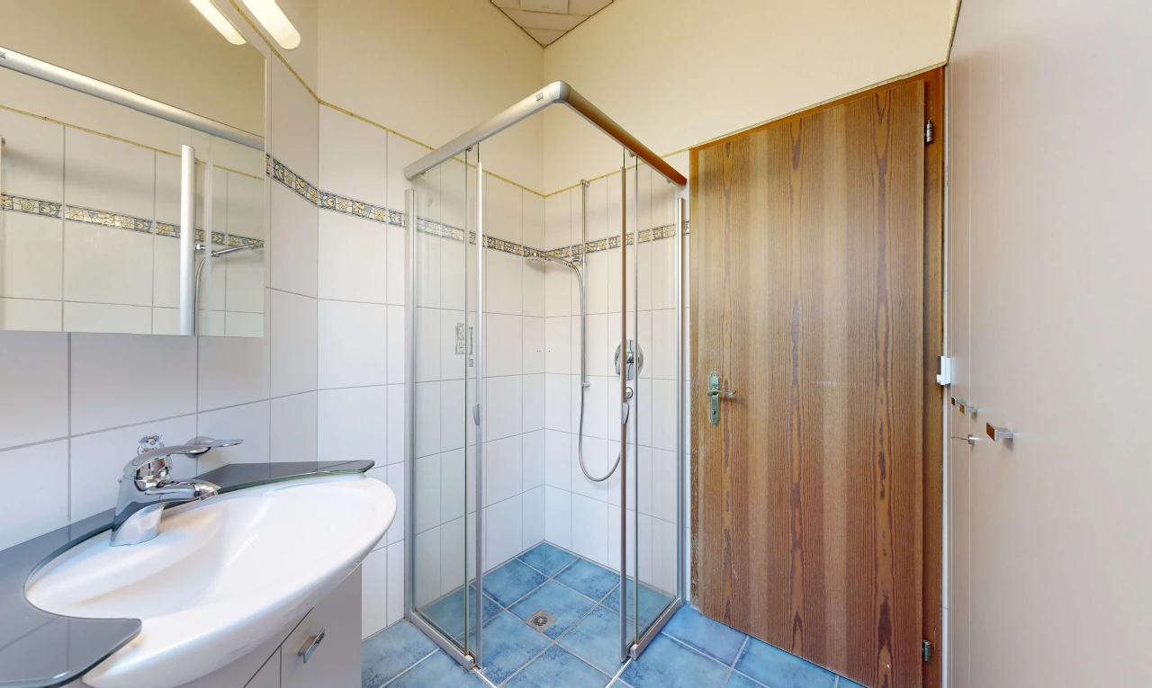 bad mit komplettes badezimmer, spiegel, dusche, waschbecken, und schminktisch