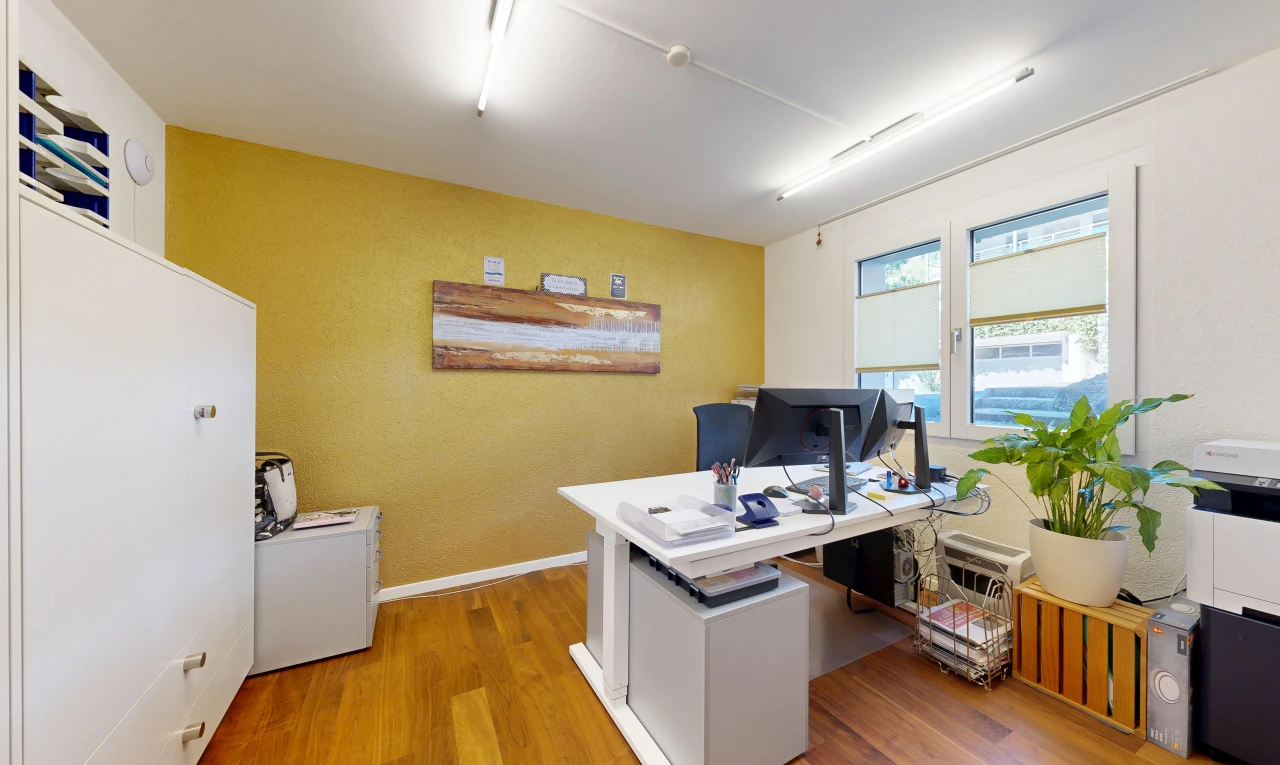 büro mit inside property, wood finish floor, holzfußboden, baseboards wall, und sockelleisten