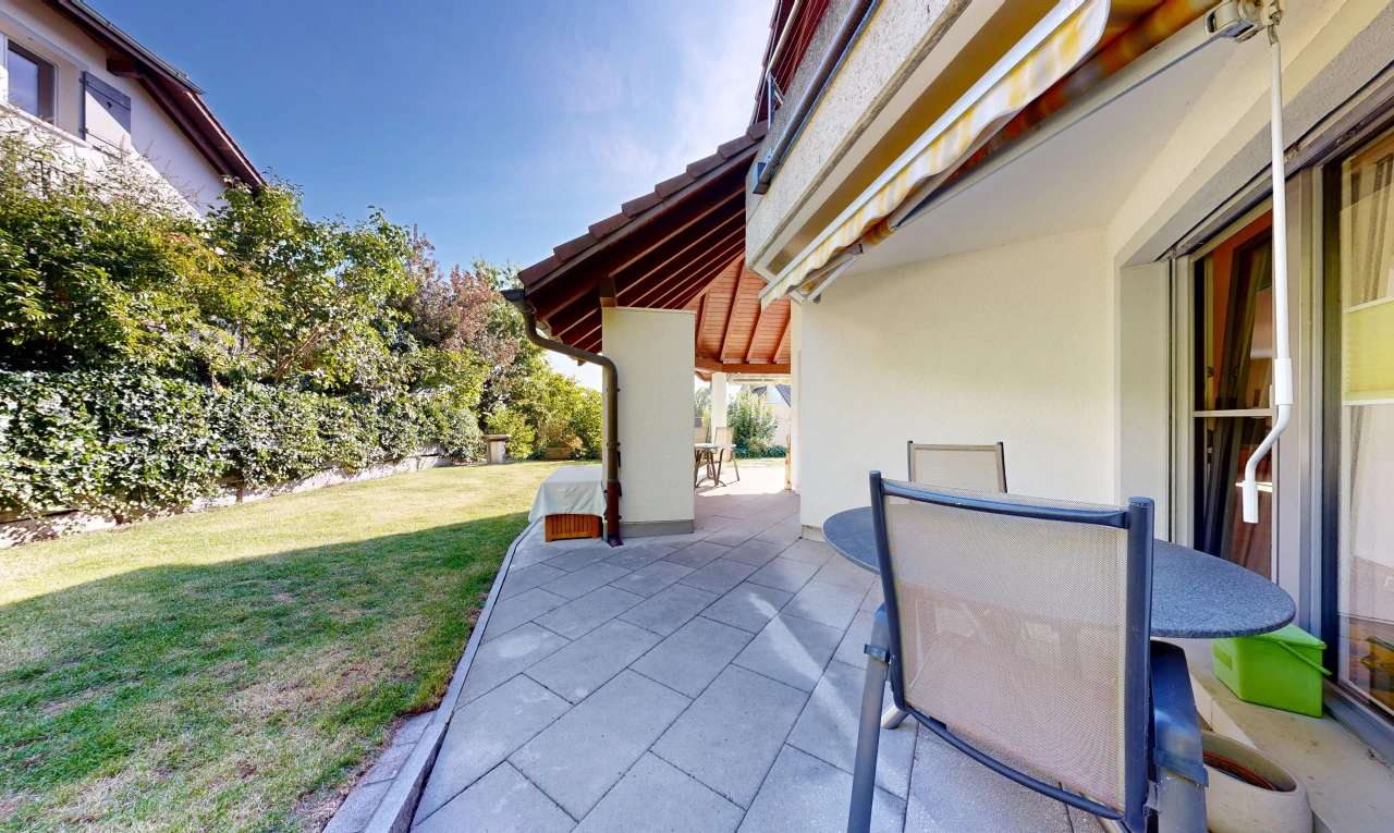 terrasse mit day time, terrasse, markise, rasen, und from property