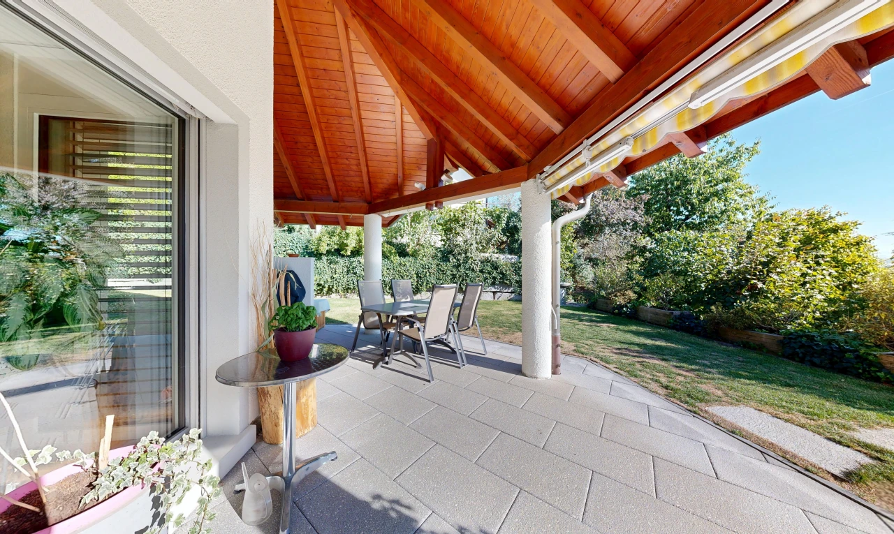 terrasse mit essbereich im freien, terrasse, from property, und day time