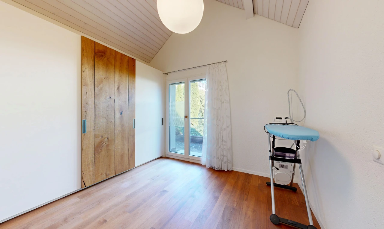 zimmer / schlafzimmer mit drywall, gipskartonwand, vaulted ceiling, dachschräge, und high ceiling