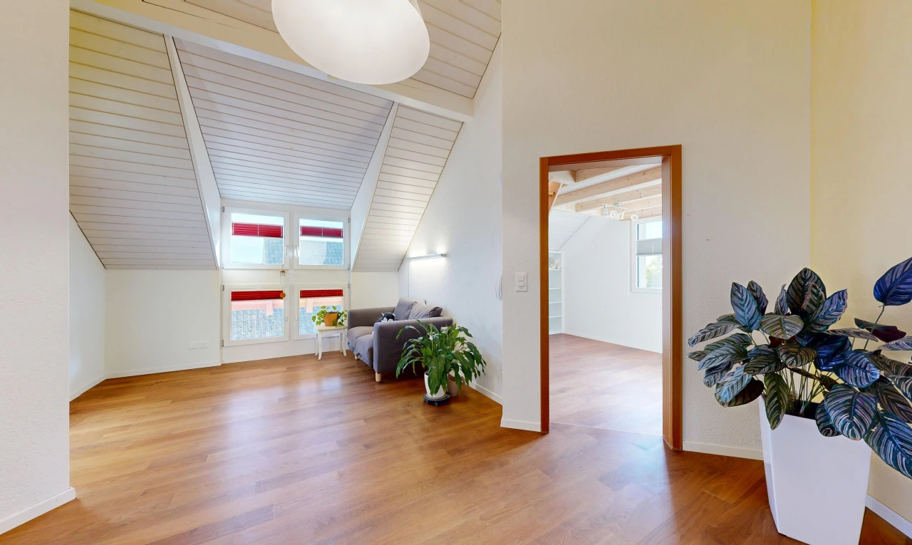 wohnzimmer mit dachschräge, vaulted ceiling, gipskartonwand, drywall, und inside property