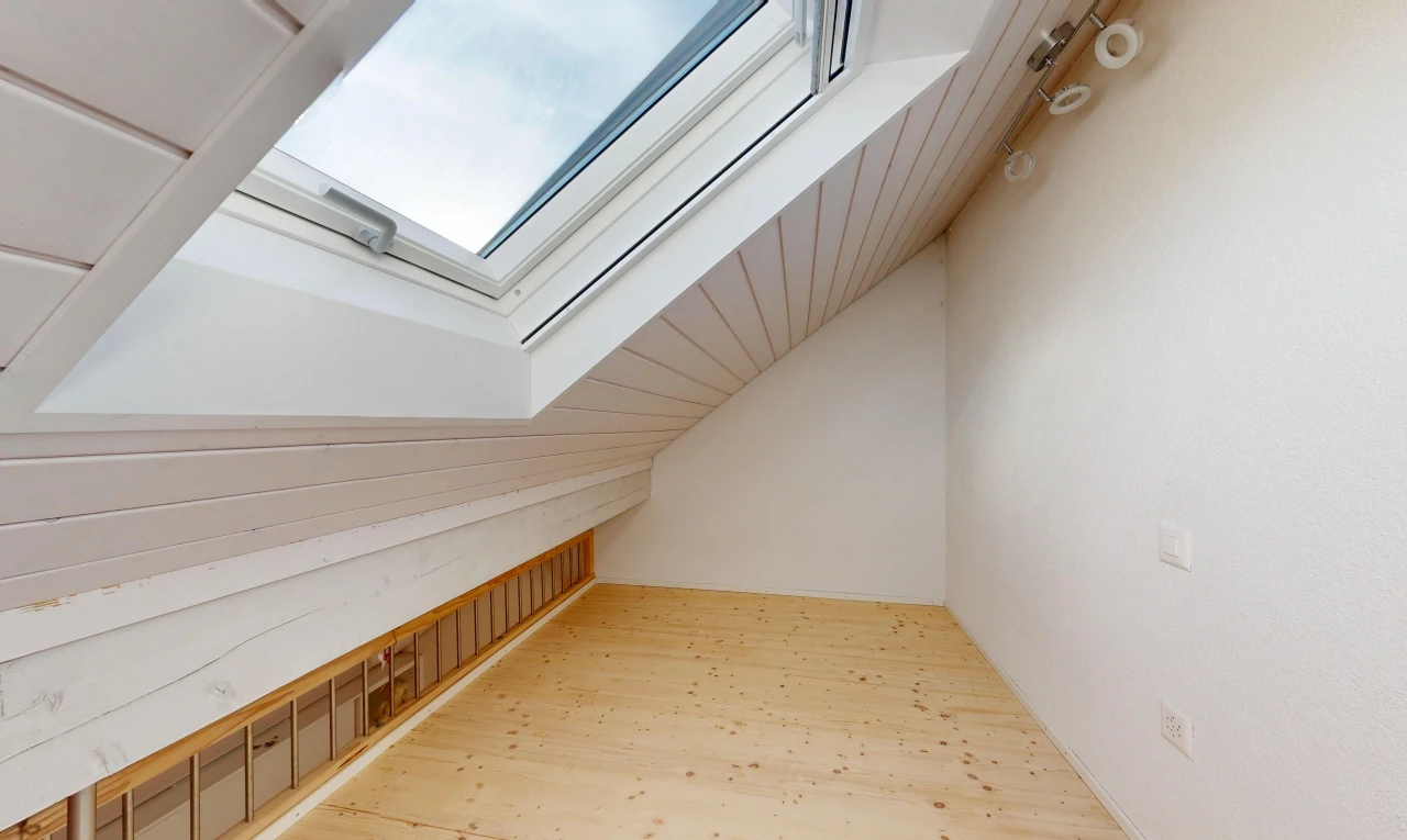 leerer raum mit wood finish floor, holzfußboden, vaulted ceiling, dachschräge, und drywall