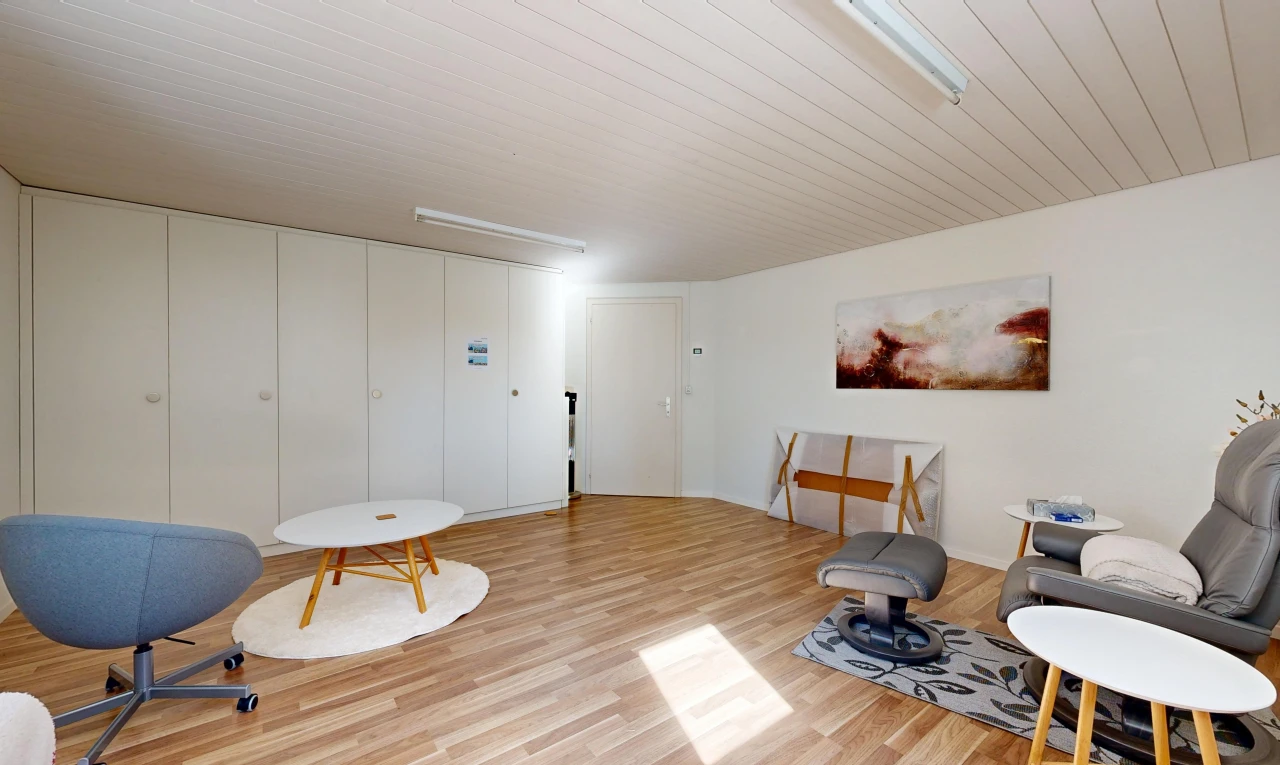 wohnzimmer mit drywall, gipskartonwand, wood finish floor, holzfußboden, und inside property